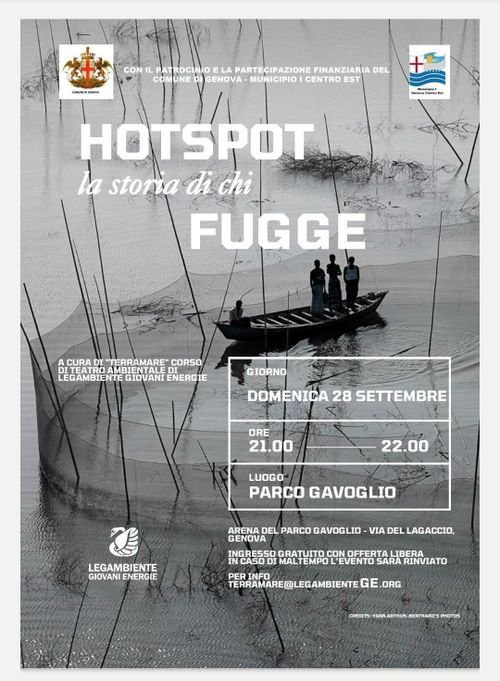 Hotspot la storia di chi fugge
Locandina dell'evento, con logo di comune e municipio in alto, il titolo scritto in caratteri bianchi in parte in maiuscolo HOTSPOT e FUGGE in parte in minuscolo corsivo "storia di chi" 
Sullo sfondo una foto in bianco e nero di una piccola imbarcazione di pescatori in mezzo a una specie di grande rete tenuta sospesa in verticale con pali infitti dentro l'acqua bassa - come se fosse una laguna - in forma di un grande cerchio. Ci sono tre figure umane in piedi una accanto all'altra su un lato della barca, e una quarta seduta all'estremo opposto.
C'è il logo di Legambiente il cigno stilizzato, in bianco sempre sullo sfondo. Le informazioni logistiche sono scritte dentro un rettangolo con righe orizzontali, come se fosse una tabella con tre righe.